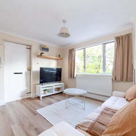 Lovely Studio Flat In Wimbledon W/ Free Parking Londra Esterno foto