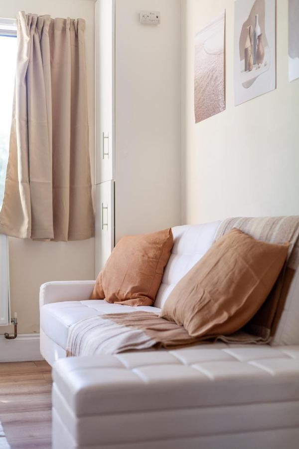Lovely Studio Flat In Wimbledon W/ Free Parking Londra Esterno foto