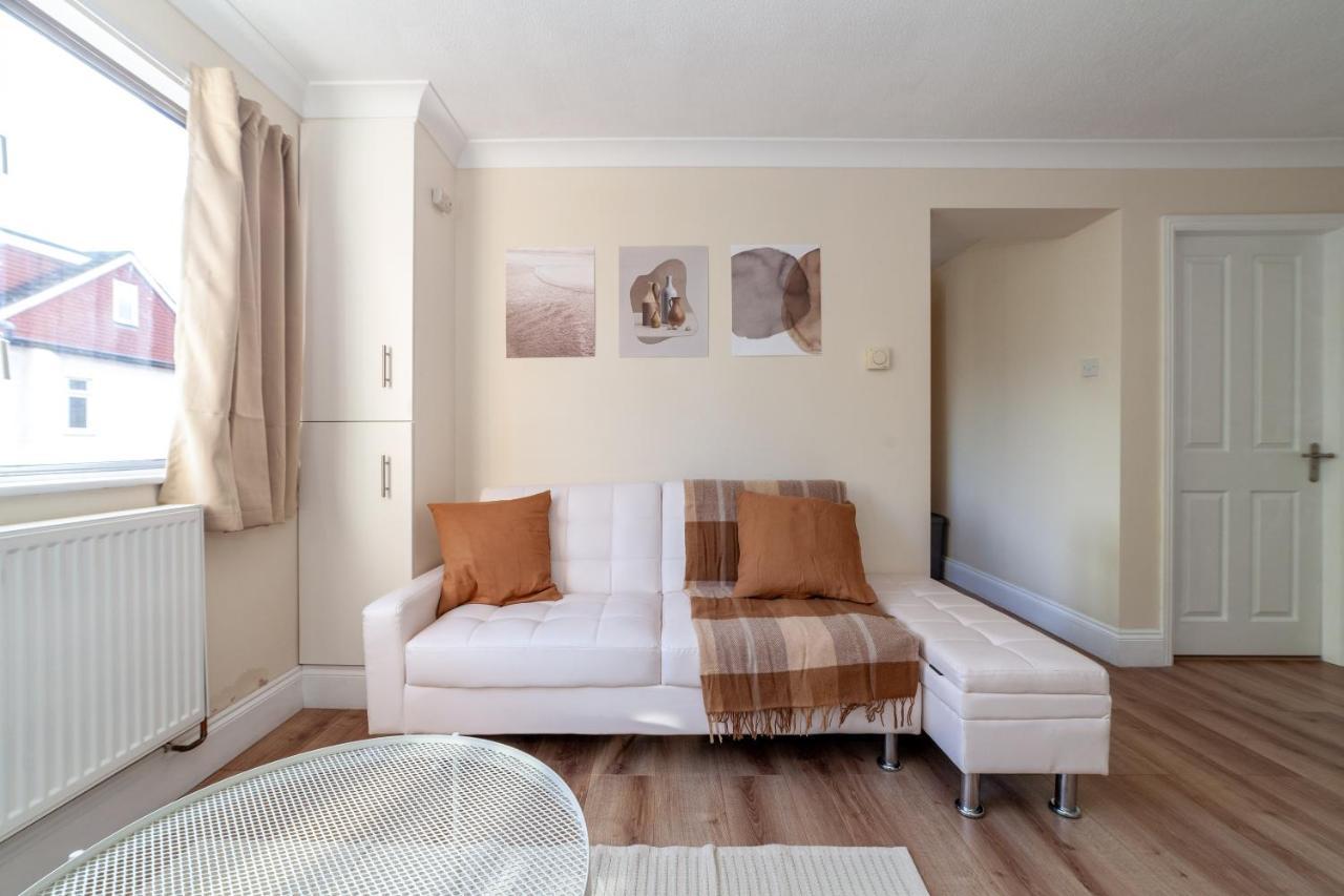 Lovely Studio Flat In Wimbledon W/ Free Parking Londra Esterno foto