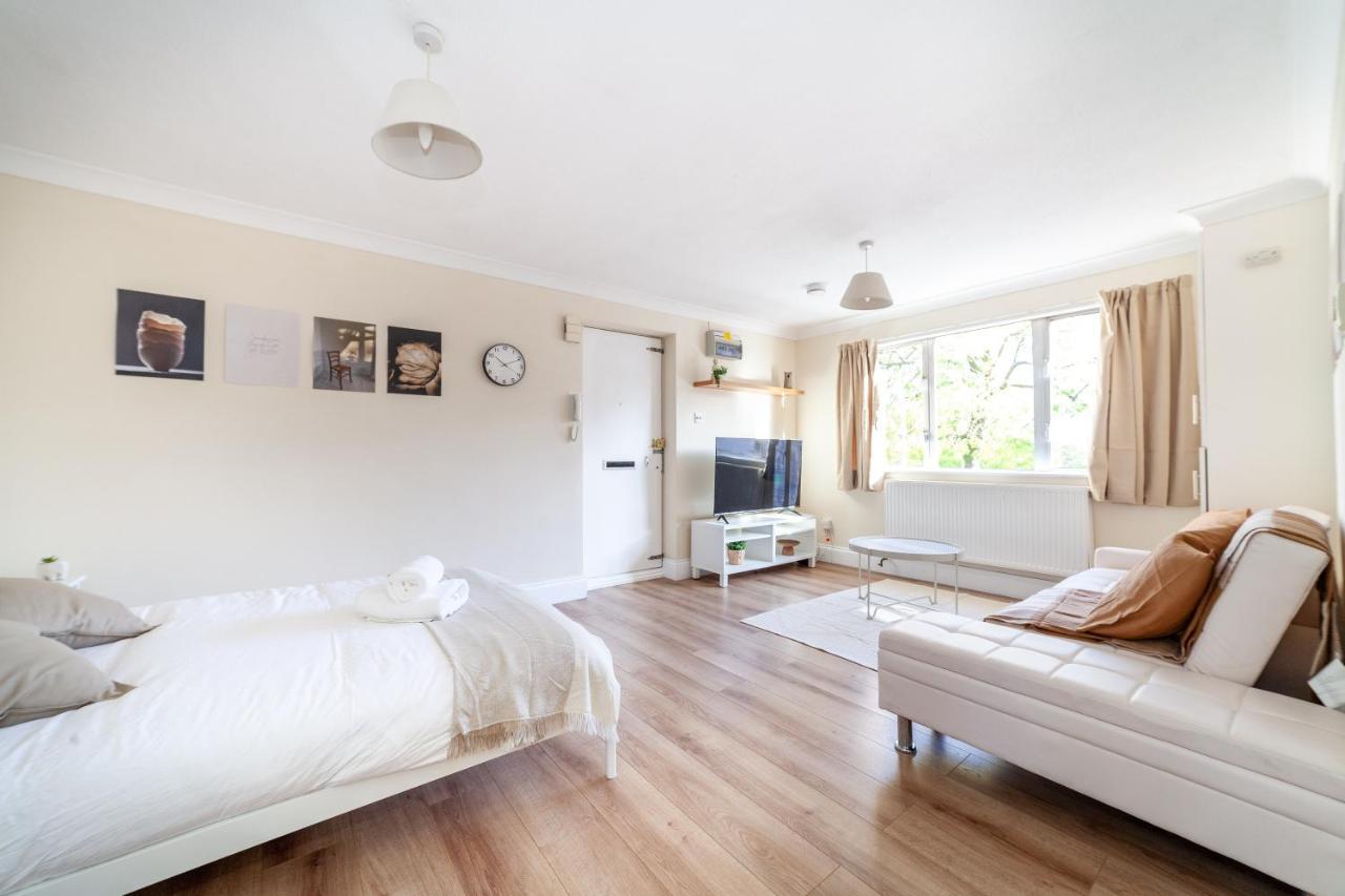 Lovely Studio Flat In Wimbledon W/ Free Parking Londra Esterno foto