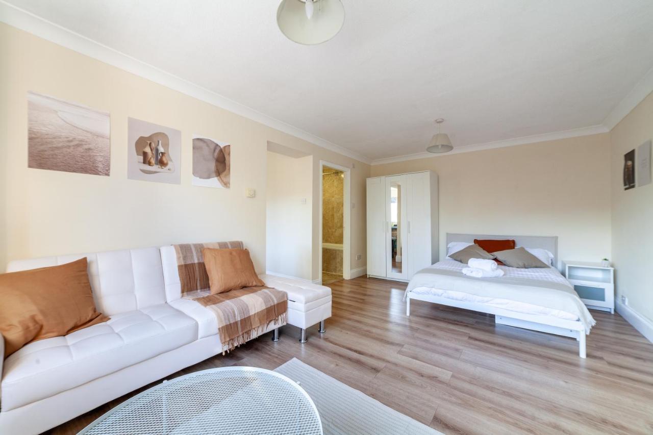 Lovely Studio Flat In Wimbledon W/ Free Parking Londra Esterno foto