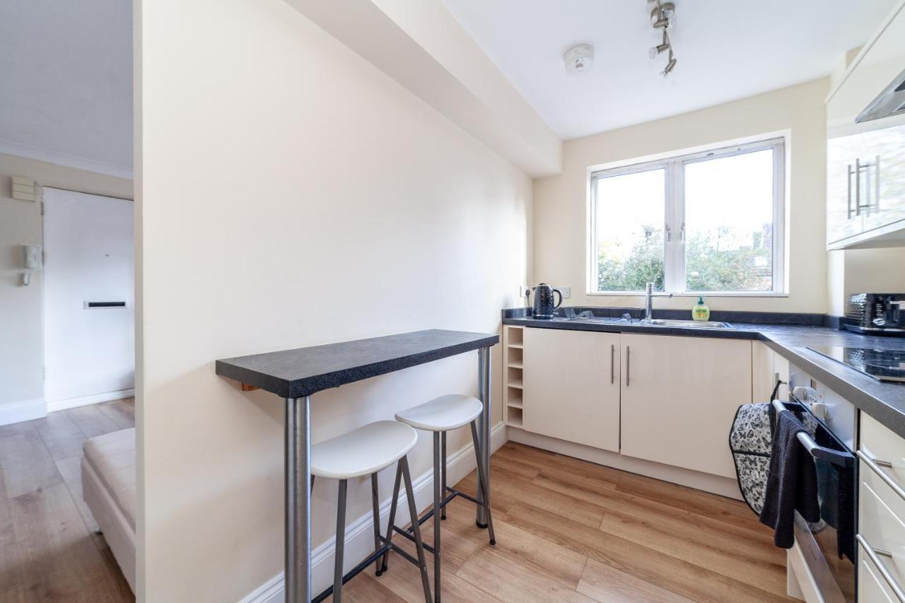 Lovely Studio Flat In Wimbledon W/ Free Parking Londra Esterno foto